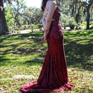 Maroon prom dress-size small nothing wrong with it worn once in great condition